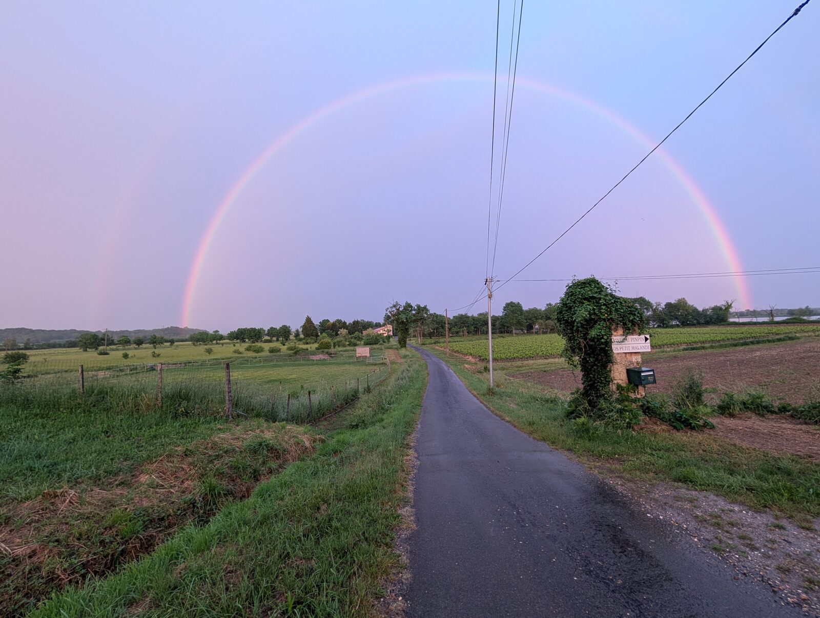 Arc-en-ciel sur la route menant au Clos du Petit Malande