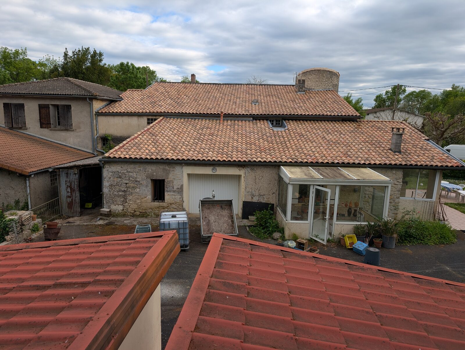 Vue plongeante sur la cour et les toits de tuiles