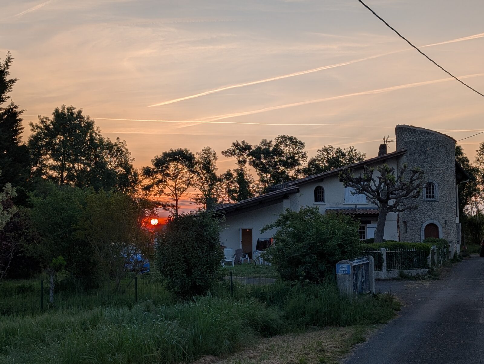 La maison et sa tour ronde au coucher du soleil