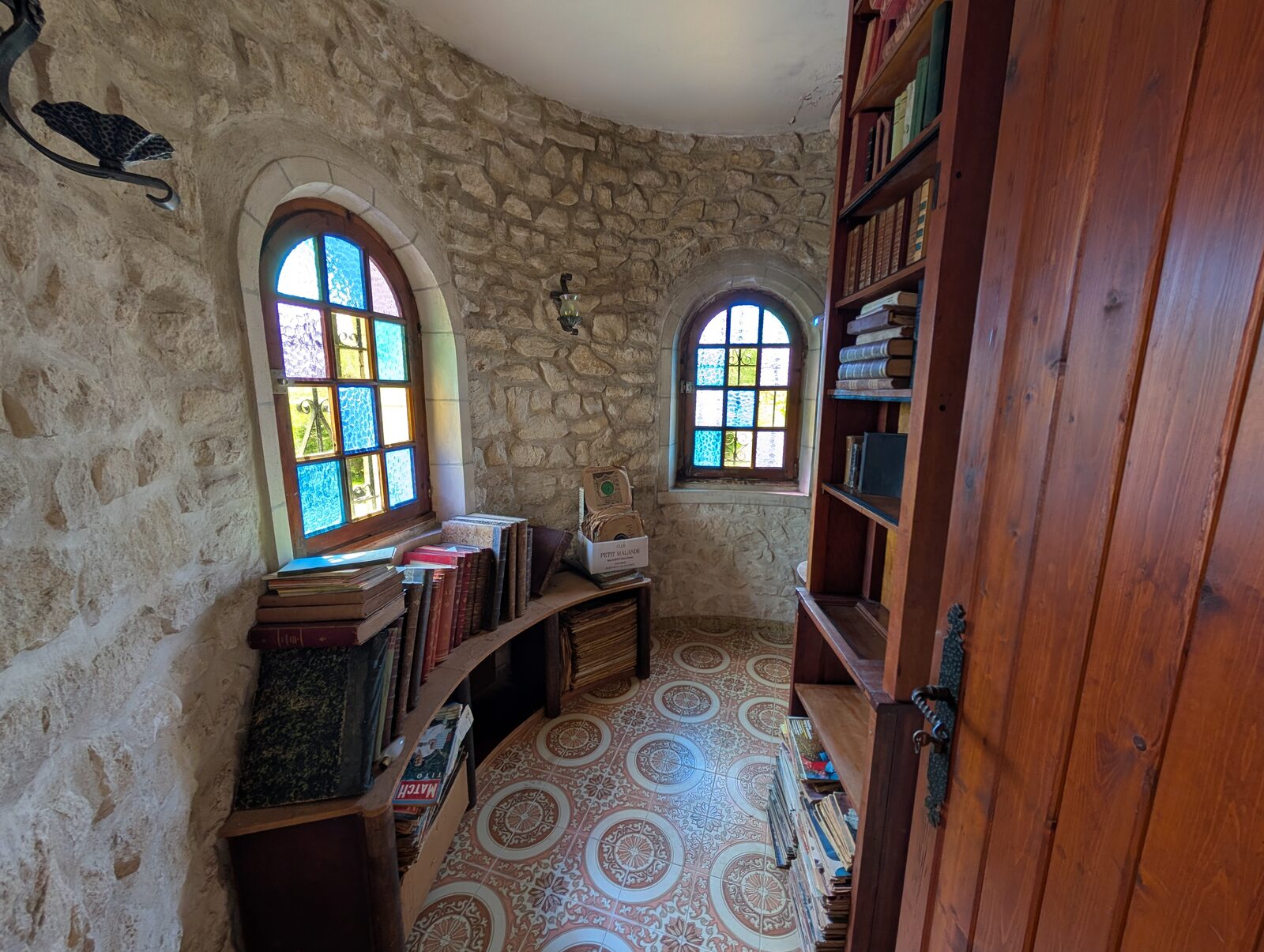 Bibliothèque dans la tour ronde aux vitraux